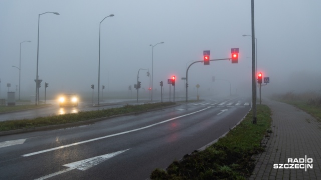 Ostatnie dni upłynęły na Pomorzu Zachodnim pod znakiem mgieł. Mają się pojawić nadchodzącej w nocy. To wyzwanie także dla kierowców.