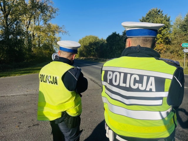 Był poszukiwany listem gończym, wpadł w ręce policji przez przepaloną żarówkę. Mowa o 42-latku ze Stargardu, który podróżował niesprawnym samochodem z dwójką znajomych.