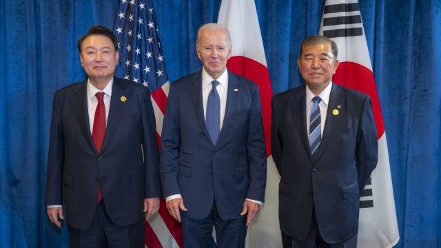 Korea Południowa, Japonia i USA zacieśniają współpracę. Na marginesie szczytu APEC w Limie przywódcy tych państw ogłosili powstanie sekretariatu współpracy trójstronnej. Potępiono też działania Moskwy i Pjongjangu.