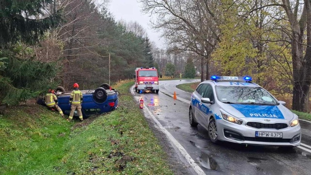 Na wysokości przejazdu kolejowego na ulicy Wałeckiej w Czaplinku dachowało auto.