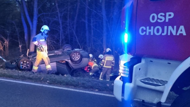 Samochód osobowy wypadł z drogi i dachował.