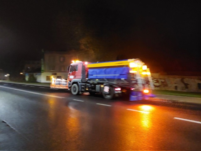 Na trasy regionu wyjechał zimowy sprzęt. Jak informuje Generalna Dyrekcja Dróg Krajowych i Autostrad, pracuje w sumie 15 solarek.