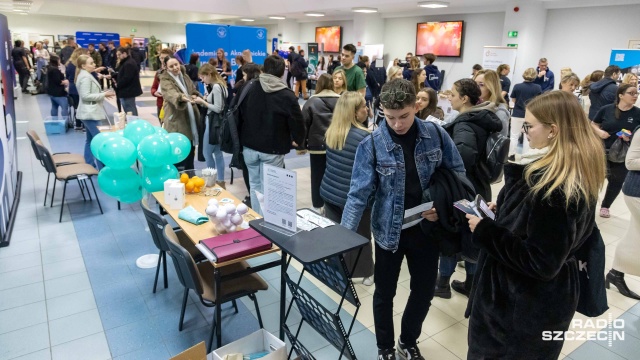 Trzeba się m.in. dużo uśmiechać - żeby rozmowa o pracę okazała się sukcesem. Tak przynajmniej twierdzą studenci, którzy odwiedzili giełdę pracy na Uniwersytecie Szczecińskim.