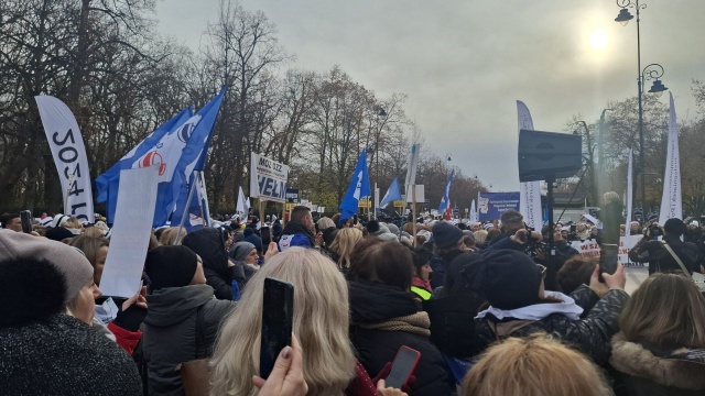 Ogólnopolski Związek Pielęgniarek i Położnych protestował przed Kancelarią Premiera RP w Warszawie. We wtorkowych działaniach wzięło udział kilkaset medyków z całej Polski - również ze Szczecina.