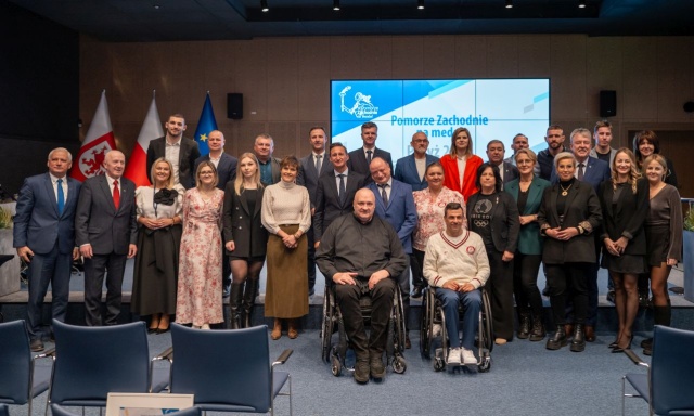 Zachodniopomorscy olimpijczycy i paralimpijczycy oraz ich trenerzy nagrodzeni przez marszałka województwa zachodniopomorskiego Olgierda Geblewicza.