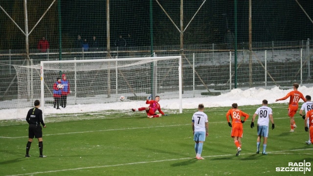 Tym razem beniaminek I ligi znad morza przegrał z liderem aż 5:0.