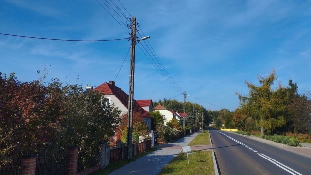 Trwa wymiana opraw oświetlenia ulicznego w gminie Dobra, koło Nowogardu.