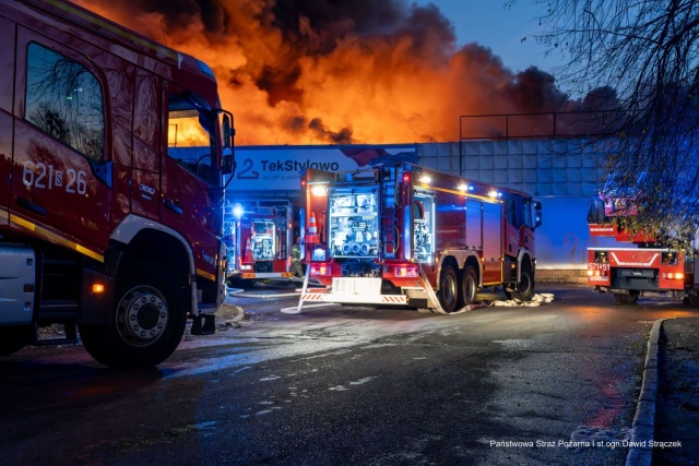 W Rudzie Śląskiej strażacy gaszą pożar hali handlowo-usługowej. Pożar wybuchł w jednym ze sklepów, tak zwanym chińskim markecie i rozprzestrzenia po innych lokalach.