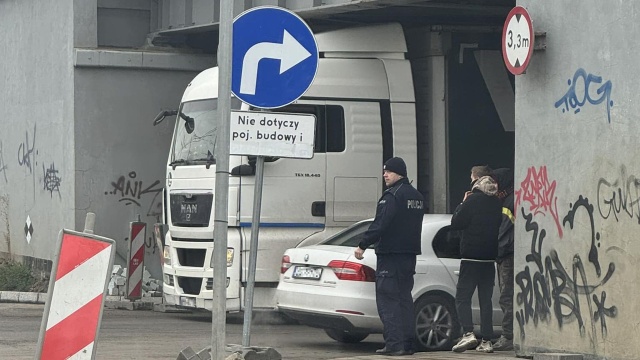 Pod wiaduktem na skrzyżowaniu ulic Dąbrowskiego i Kolumba zakleszczył się samochód ciężarowy.