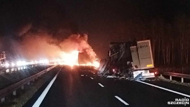 Dwie ciężarówki zderzyły się na S3 na wysokości Rurki. Jedno z aut stanęło w płomieniach.