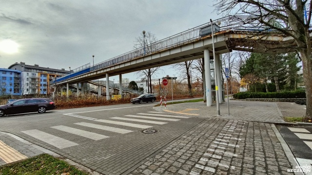 Będzie remont kładki dla pieszych nad torami kolejowymi w Kołobrzegu. Z konstrukcji korzystają nie tylko pasażerowie pociągów, ale też osoby szukające skrótu w drodze nad morze.