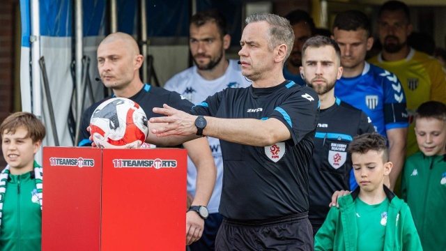 Ponad dwieście spotkań na szczeblu centralnym z gwizdkiem. To dorobek sędziego piłkarskiego Artura Aluszyka. Arbiter z Barlinka - po 15 latach wybieganych na boiskach w całym kraju - w niedzielę oficjalnie zakończy swoją przygodę z gwizdkiem.