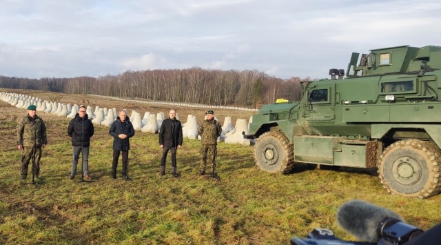 Tarcza Wschód to inwestycja w pokój - mówi Donald Tusk. Premier wizytował pierwszy wybudowany odcinek systemu umocnień budowanego wzdłuż granicy z Rosją i Białorusią.