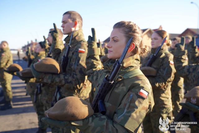 36 żołnierzy - w tym 21 kobiet - złożyło w sobotę w Szczecinie przysięgę wojskową.