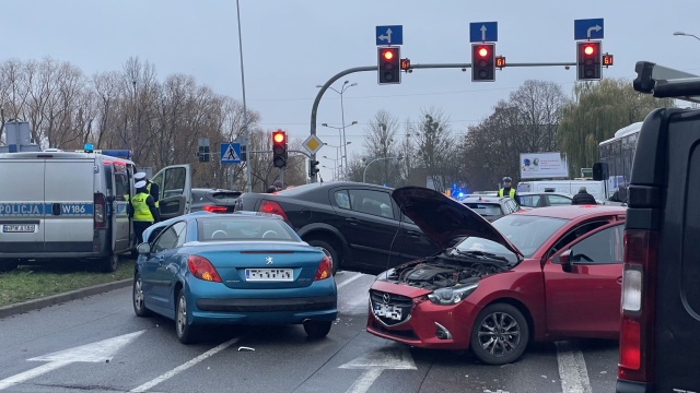 O krok od tragedii na ulicy Obotryckiej w Szczecinie. Tuż przed skrzyżowaniem z ul. Przyjaciół Żołnierza zderzyło się aż pięć pojazdów, w tym autobus.