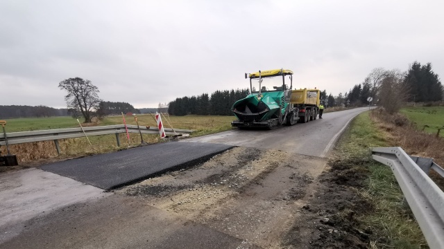 Ekipy budowlane usuwają zapadlisko drogi w Sownie między Stargardem a Goleniowem. To odcinek drogi, którym przebiega tranzyt do wojewódzkiej 142 i na lotnisko Szczecin-Goleniów.