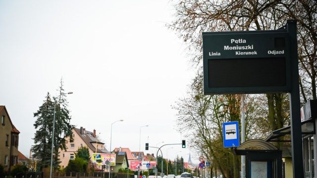 Pomagają zaplanować podróż i na bieżąco informują o spóźnieniach. Dwie nowe elektroniczne tablice informacji dla pasażerów komunikacji stanęły w Stargardzie.