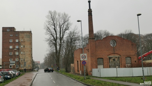 Rozbiórka XIX wiecznego budynku dawnej elektrowni w ścisłym centrum Stargardu zaniepokoiła mieszkańców. Burzone są ściany i demontowane konstrukcje jej wnętrza.