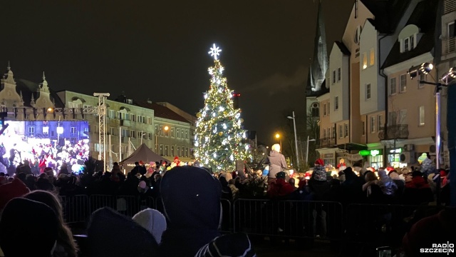 Świnoujska choinka rozbłysła, a wraz z nią rozbłysło całe miasto. Z okazji mikołajek uruchomiono świąteczną iluminację, miasto odwiedził także Mikołaj z elfami.