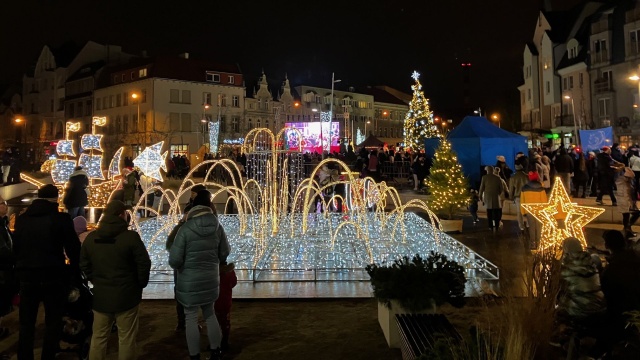 Kolędy, nowe iluminacje i upominki od Mikołaja. Tak wyglądało wieczorne świętowanie w Świnoujściu. W tym roku samorząd zdecydował się na odmieniony anturaż. Królują przede wszystkim ozdoby z motywem marynistycznym.