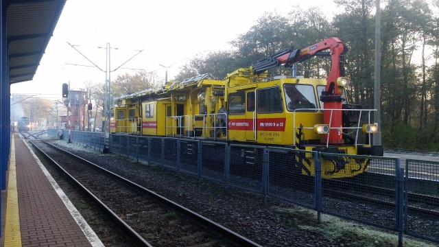 Do jej uszkodzenia doszło w czwartek po tym, jak ciężarówka zahaczyła dźwigiem o przewody na przejeździe kolejowym na ul. Barlickiego.