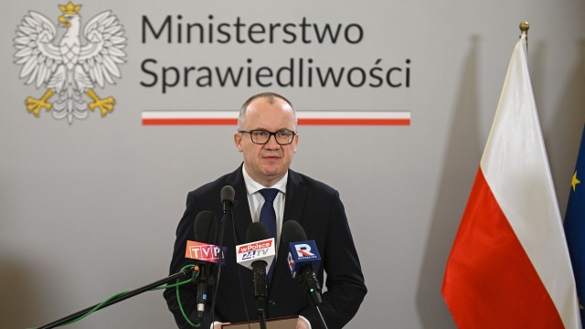 Jesteśmy cały czas w trakcie sprzątania stajni Augiasza, jaką w wymiarze sprawiedliwości zostawili nam poprzednicy - mówił podczas krótkiego oświadczenia dla mediów Adam Bodnar.