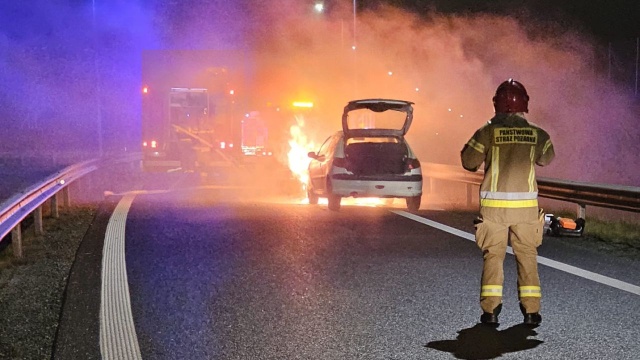 Zablokowany był zjazd z Drogi Ekspresowej S6 na S11 pod Koszalinem. Doszło tam do pożaru samochodu osobowego.