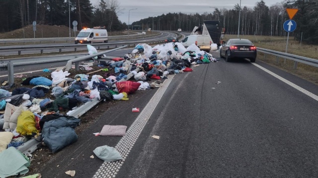 Zablokowany jest zjazd z drogi S6 na węźle Rzęśnica od strony Szczecina na drogę nr 144 tzw. chociwelkę.