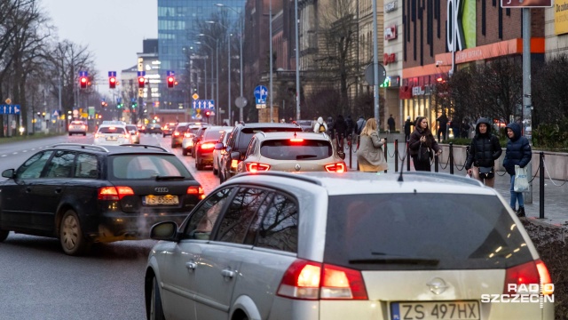 Zmotoryzowani ze Szczecina, muszą przygotować się na utrudnienia w centrum - to w związku z zablokowanym przejazdem na placu Lotników na odcinku między Kaszubską a Małopolską.