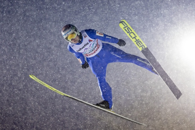 Aleksander Zniszczoł zajął 14. miejsce, Piotr Żyła był 17., Paweł Wąsek - 20., Jakub Wolny - 27., a Kamil Stoch - 37. w niedzielnym konkursie Pucharu Świata w skokach narciarskich w szwajcarskim Engelbergu. Wygrał Austriak Daniel Tschofenig, przed swoimi rodakami Janem Hoerlem i Stefanem Kraftem.