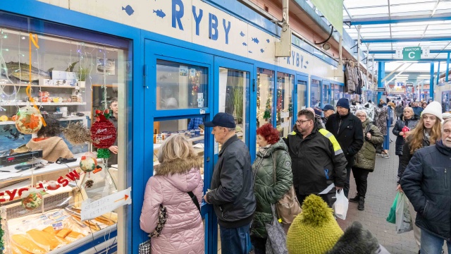 To ostatnia prosta przed Wigilią i świętami Bożego Narodzenia. Sprzedawcy, piekarze, cukiernicy i kurierzy - to oni pracują, jak mówią, do ostatniego klienta.