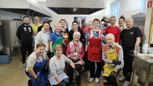 Trwają ostatnie przygotowania do największej wigilii w Kołobrzegu. Wolontariusze będą gotowi na przyjęcie ponad 300 osób.