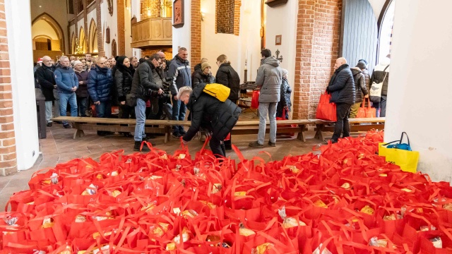 Świąteczne paczki trafiły do pięciuset potrzebujących osób z naszego województwa. Dary otrzymali podczas wigilii dla ubogich w Bazylice Archikatedralnej św. Jakuba Apostoła w Szczecinie.