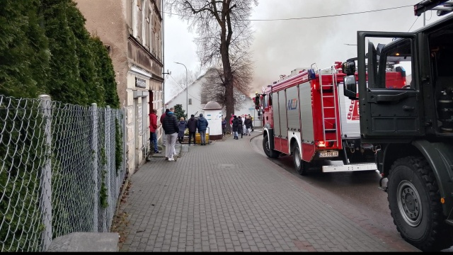 Dwie osoby zostały poszkodowane, a dziesięć jest ewakuowanych w wyniku pożaru jednego z budynków przy ulicy Jeziornej w Czaplinku.