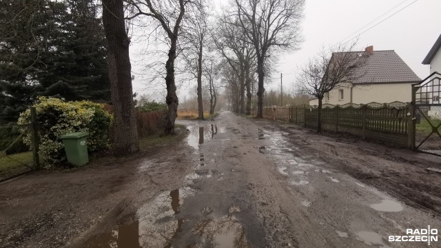 Przebudowy ulicy Drzymały w Stargardzie żądają jej mieszkańcy skarżąc się na wyrwy i zalewanie drogi po każdych opadach deszczu.