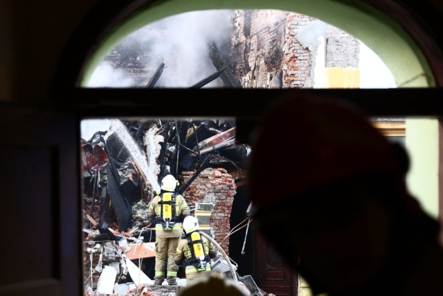 Pożar w jednej z kamienic w Cieszynie na Śląsku. Po godzinie 4 nad ranem w budynku doszło do wybuchu. Część kamienicy się zawaliła.