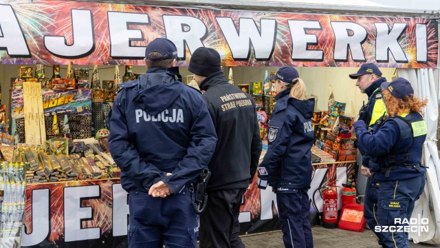 Szczecińskie służby - policja, straż miejska i straż pożarna sprawdzają, czy sprzedawane produkty pirotechniczne są bezpieczne, a odpowiednie procedury zachowane.