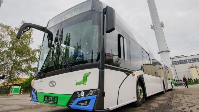 Szczecińskie Przedsiębiorstwo Autobusowe Klonowica ogłosiło przetarg na zakup czterech niskopodłogowych autobusów elektrycznych. Termin składania ofert mija 3 lutego 2025.