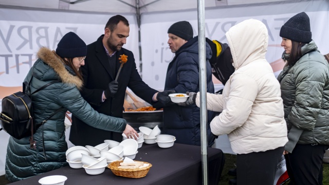 Zabawa sylwestrowa w stylu włoskim nie ustaje w Międzyzdrojach. Była już zumba, animacje dla dzieci i wielkie gotowanie spaghetti. Kulminacyjny punkt imprezy jednak jeszcze przed nami.