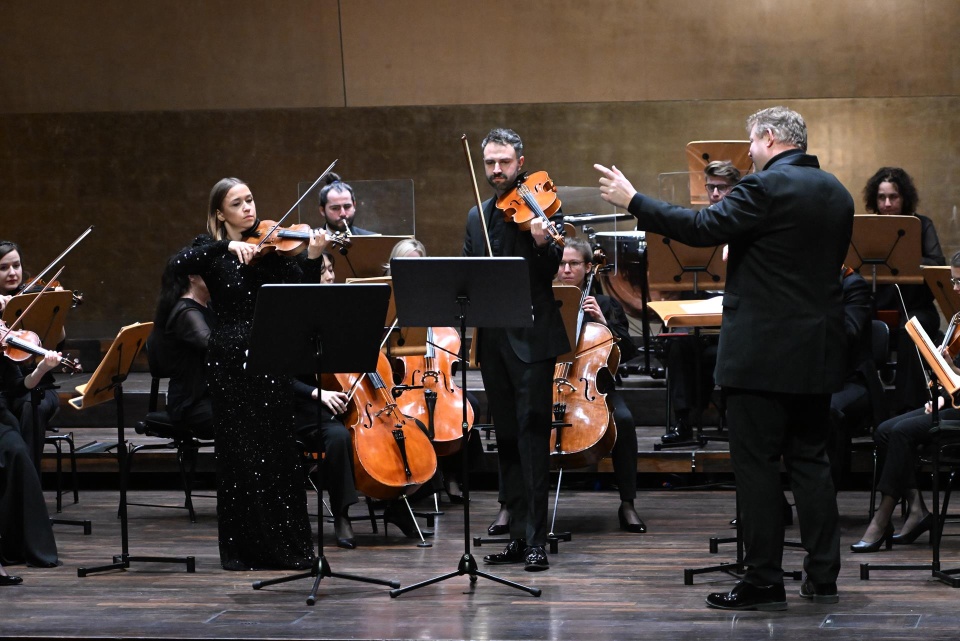 Monika Sawczuk – skrzypaczka i Grzegorz Sadowski – altowiolista z Orkiestrą Symfoniczną Filharmonii w Szczecinie pod dyrekcją Rune Bergmanna. Fot. Marcin Bielecki