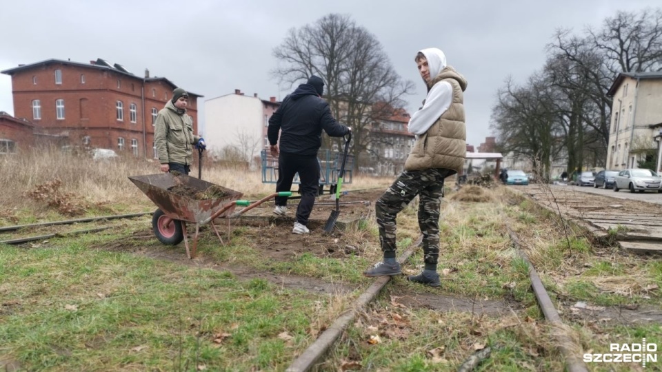 Organizatorzy przyznają, że przybywa chętnych do udziału w wielkim sprzątaniu. Fot. Marek Synowiecki [Radio Szczecin]