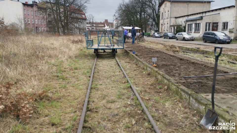 Organizatorzy przyznają, że przybywa chętnych do udziału w wielkim sprzątaniu. Fot. Marek Synowiecki [Radio Szczecin]