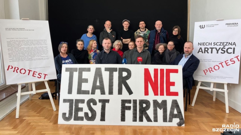 Protestują pod hasłem: "Teatr to nie firma". Fot. Małgorzata Frymus [Radio Szczecin]