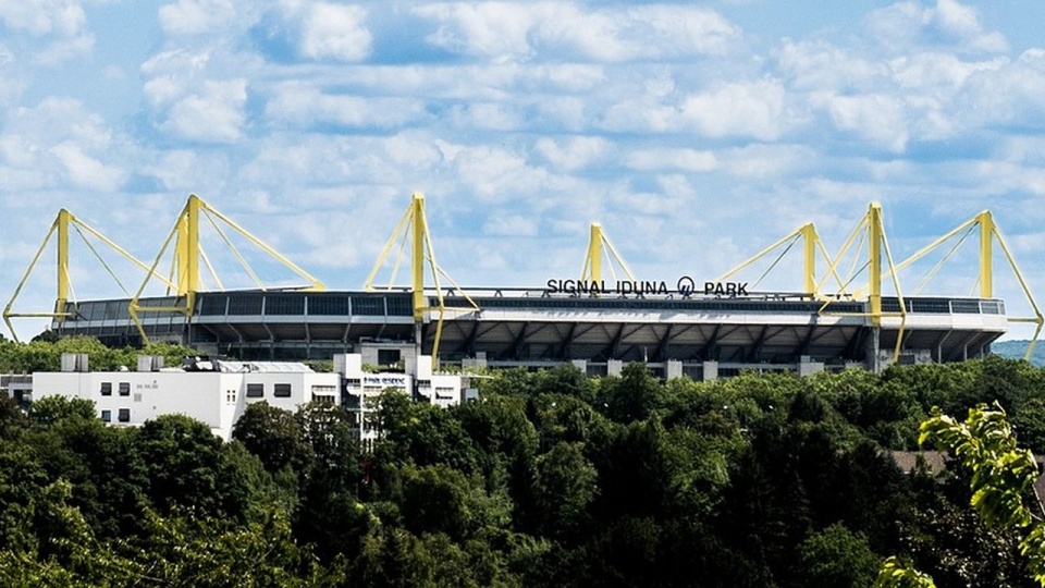 Na dachu stadionu w Dortmundzie pojawił się mężczyzna, zatrzymany później przez policję, która uspakaja, że nie było żadnego niebezpieczeństwa. źródło: https://pixabay.com/pl/1203068/holly2801 holly2801/CC0 - domena publiczna