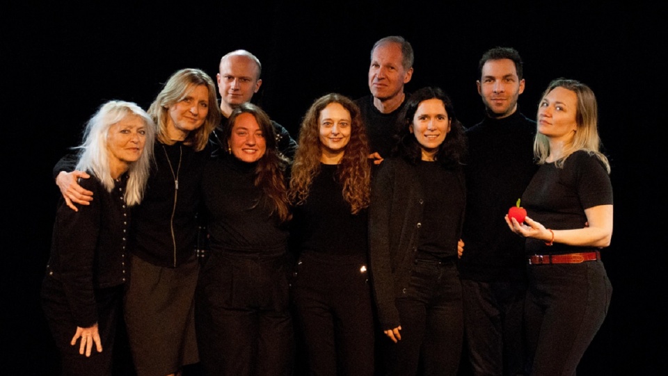 Maja Saraczyńska (w środku) z grupą teatralną "Komedianci". Fot. José Luis Urteaga