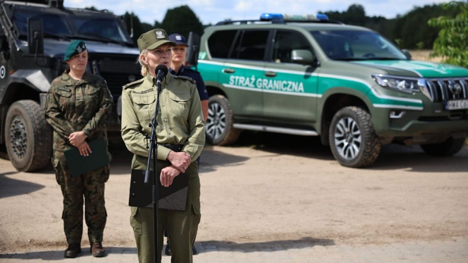 Major Katarzyna Zdanowicz potwierdza też, że nielegalni migranci nadal zachowują się agresywnie wobec Straży Granicznej i wymyślają nowe sposoby dokuczania funkcjonariuszom. źródło: https://x.com/Straz_Graniczna