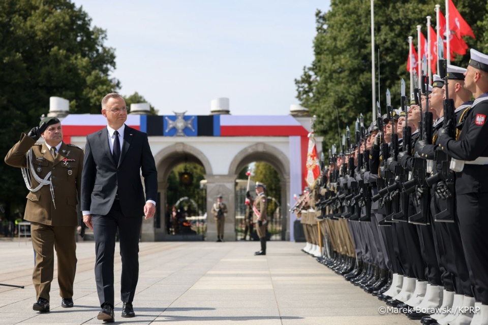 Podczas uroczystości prezydent Andrzej Duda dokonał uroczystego przeglądu pododdziałów. Fot. prezydentpl/Borawski