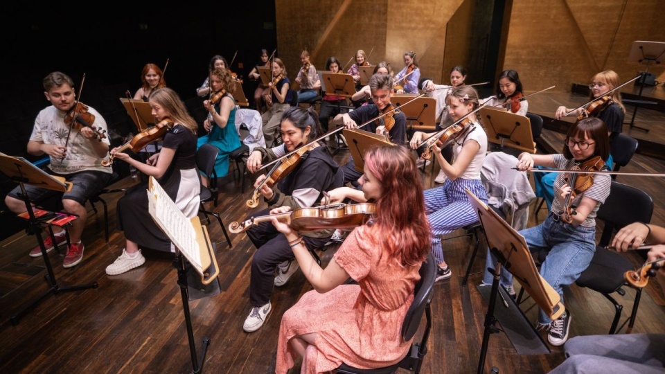 Próba skrzypków Orkiestry ILYO w Złotej Sali Filharmonii w Szczecinie. Fot. Piotr Nykowski