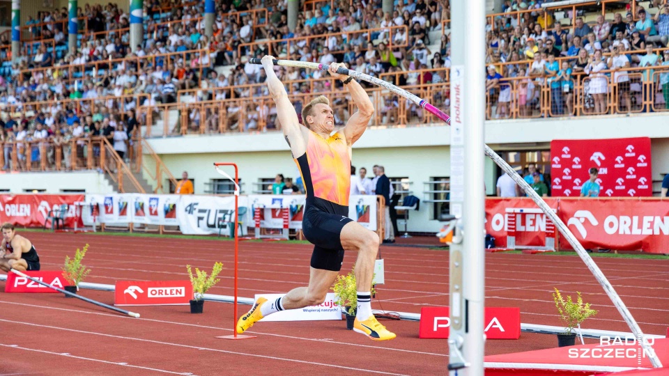 W zawodach w skoku o tyczce wygrał zawodnik szczecińskiego Klubu Mistrzów Sportu Szczecin Piotr Lisek z wynikiem 5,72 m. Fot. Robert Stachnik [Radio Szczecin]