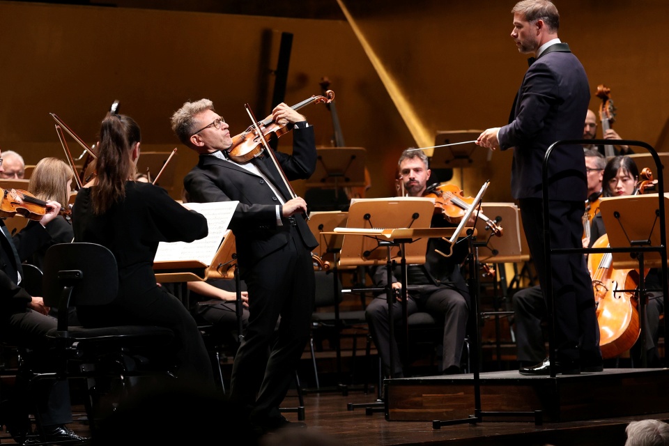 Skrzypek Bartłomiej Nizioł gra z Orkiestrą Symfoniczną Filharmonii im. Mieczysława Karłowicza w Szczecinie pod dyrekcją Przemysława Neumanna. Fot. Cezary Aszkiełowicz